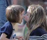 Amanda Peet et sa fille Frances Friedman au Coldwater Canyon Park à Beverly Hills, le 30 janvier 2010 
