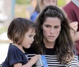 Amanda Peet et sa fille Frances Friedman au Coldwater Canyon Park à Beverly Hills, le 30 janvier 2010 