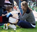 Amanda Peet et sa fille Frances Friedman au Coldwater Canyon Park à Beverly Hills, le 30 janvier 2010 