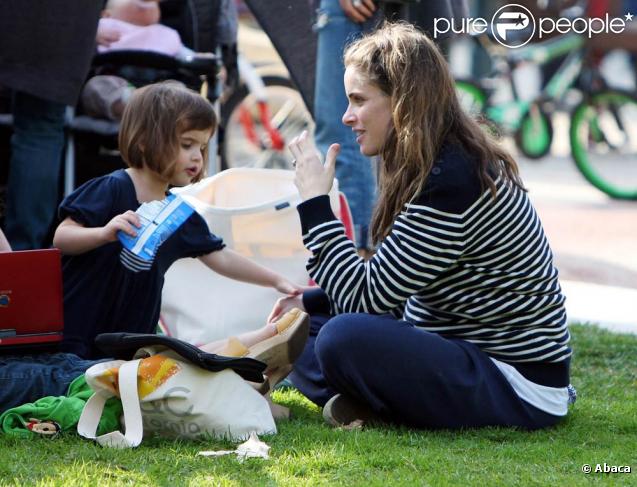 Amanda Peet et sa fille Frances Friedman au Coldwater Canyon Park à Beverly Hills, le 30 janvier 2010 