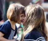 Amanda Peet et sa fille Frances Friedman au Coldwater Canyon Park à Beverly Hills, le 30 janvier 2010 