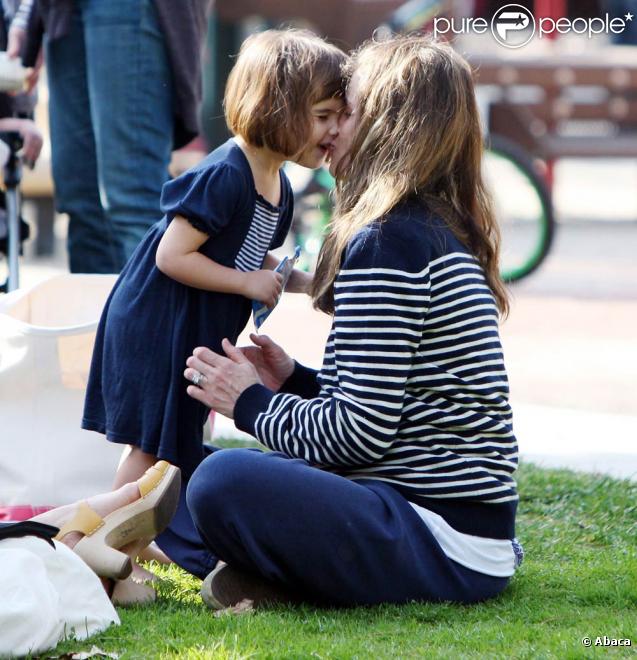 Amanda Peet et sa fille Frances Friedman au Coldwater Canyon Park à Beverly Hills, le 30 janvier 2010 