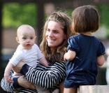 Amanda Peet et sa fille Frances Friedman au Coldwater Canyon Park à Beverly Hills, le 30 janvier 2010<br />