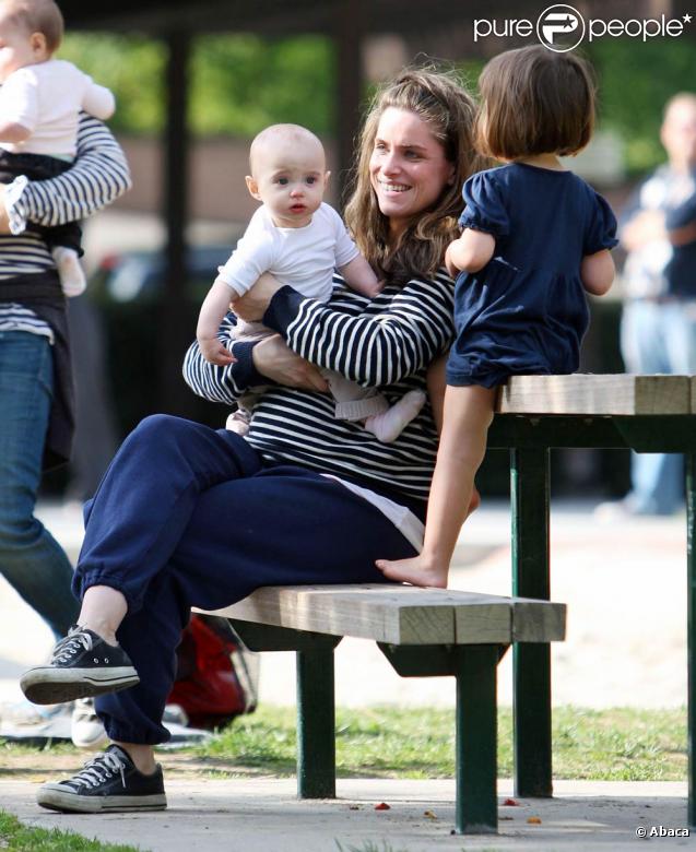 Amanda Peet et sa fille Frances Friedman au Coldwater Canyon Park à Beverly Hills, le 30 janvier 2010 
