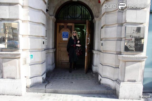 Claudia Schiffer à la sortie du Great Portland Street Hospital à Londres le 1er février 2010