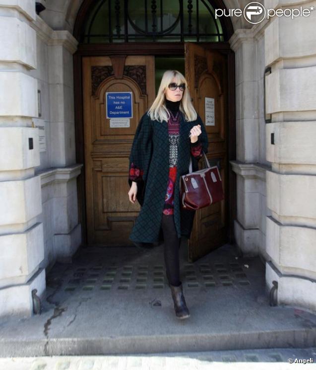 Claudia Schiffer à la sortie du Great Portland Street Hospital à Londres le 1er février 2010