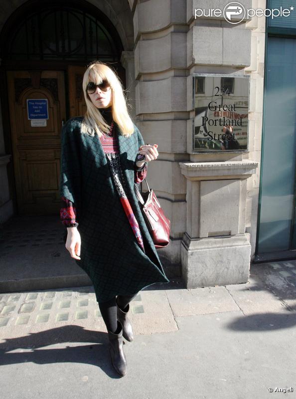 Claudia Schiffer à la sortie du Great Portland Street Hospital à Londres le 1er février 2010