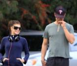 Fergie et Josh Duhamel font un jogging en amoureux près de  leur maison de Brentwood à Los Angeles le 1er février 2010