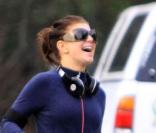 Fergie et Josh Duhamel font un jogging en amoureux près de  leur maison de Brentwood à Los Angeles le 1er février 2010