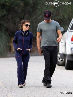 Fergie et Josh Duhamel font un jogging en amoureux près de  leur maison de Brentwood à Los Angeles le 1er février 2010