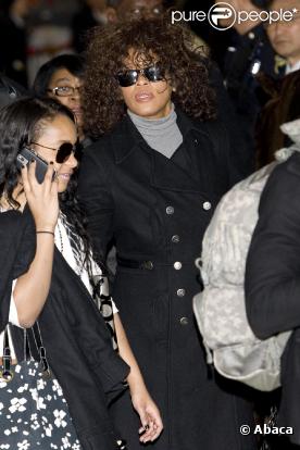 Whitney Houston et sa fille au téléphone en Corée du Sud le 3 février