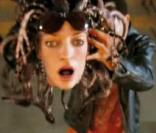 Regardez Uma Thurman perdre totalement la tête... face à Rosario Dawson et Pierce Brosnan !