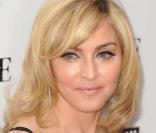 Madonna sur tapis rouge. 