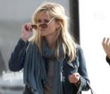 Reese Witherspoon se promène avec des amis dans les rues de Los Angeles