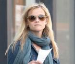 Reese Witherspoon se promène avec des amis dans les rues de Los Angeles