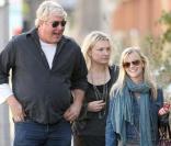 Reese Witherspoon se promène avec des amis dans les rues de Los Angeles