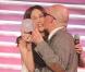 Elsa Zylberstein remet le prix du meilleur film à Jacques Audiard lors de la cérémonie des Globes de cristal, à Paris, le 8 février 2010 !