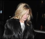Kate Moss à la sortie d'un pub à Londres