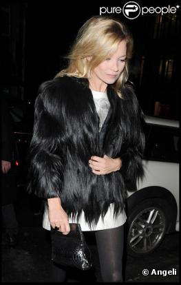 Kate Moss à la sortie d'un pub à Londres