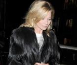 Kate Moss à la sortie d'un pub à Londres