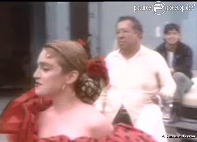 Benicio Del Toro dans le clip de La Isla Bonita de Madonna (il se trouve assis sur la voiture)