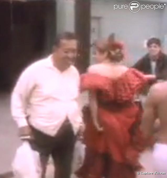 Benicio Del Toro dans le clip de La Isla Bonita de Madonna (il se trouve assis sur la voiture)