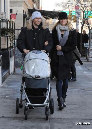 Karolina Kurkova à New York avec son fils Toby et son amoureux Archie, le 9 février 2010.
