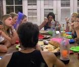 Un dîner en famille où règne la bonne humeur !  