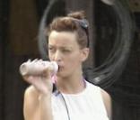 Kelly Bochenko aurait-elle cessé de grandir ? Le matin, elle se jette sur son biberon... un vrai petit Nyala !  
