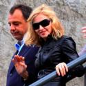 Madonna est dans la tourmente ! Heureusement, Jesus Luz la soutient... de très près !