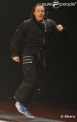 Philippe Candeloro aussi à l'aise en patins... en baskets (11 février 2010)