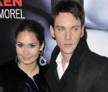 Jonathan Rhys-Meyers et sa femme Reena Hammer à l'occasion de l'avant-première de  From Paris with Love , à l'UGC Normandie sur les Champs-Elysées, à Paris, le 11 février 2010.