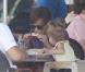 Jessica Alba, son mari Cash Warren et leur fille Honor ont déjeuné chez Paul à Miami le 6 février 2010.