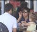 Jessica Alba, son mari Cash Warren et leur fille Honor ont déjeuné chez Paul à Miami le 6 février 2010.