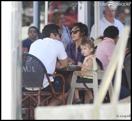 Jessica Alba, son mari Cash Warren et leur fille Honor ont déjeuné chez Paul à Miami le 6 février 2010.