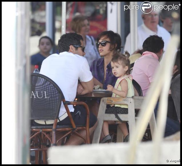 Jessica Alba, son mari Cash Warren et leur fille Honor ont déjeuné chez Paul à Miami le 6 février 2010.