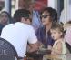 Jessica Alba, son mari Cash Warren et leur fille Honor ont déjeuné chez Paul à Miami le 6 février 2010.