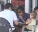 Jessica Alba, son mari Cash Warren et leur fille Honor ont déjeuné chez Paul à Miami le 6 février 2010.