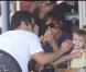 Jessica Alba, son mari Cash Warren et leur fille Honor ont déjeuné chez Paul à Miami le 6 février 2010.