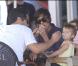 Jessica Alba, son mari Cash Warren et leur fille Honor ont déjeuné chez Paul à Miami le 6 février 2010.