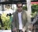Après avoir déjeuné chez Paul, Jessica Alba, son mari Cash Warren et leur fille Honor rejoignent Joel Madden et des amis pour faire de la trotinette à Miami le 6 février 2010.