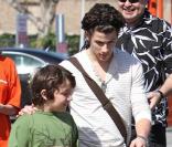 Nick Jonas et son petit frère Frankie, 9 ans, de sortie dans un restaurant de Toluca Lake, le samedi 13 février.