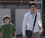 Nick Jonas et son petit frère Frankie, 9 ans, de sortie dans un restaurant de Toluca Lake, le samedi 13 février.