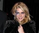 La chanteuse Kesha se balade avec des amis avant d'aller donner un concert à New York le 14 février 2010