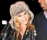 La chanteuse Kesha se balade avec des amis avant d'aller donner un concert à New York le 14 février 2010