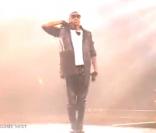 Usher interprète un medley de ses tubes au  NBA All-Star Game 2010 .