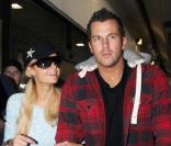 Paris Hilton et son boyfriend Doug Reinhardt, à l\'aéroport LAX de Los Angeles, de retour de leur court séjour à Paris, le jeudi 11 février.