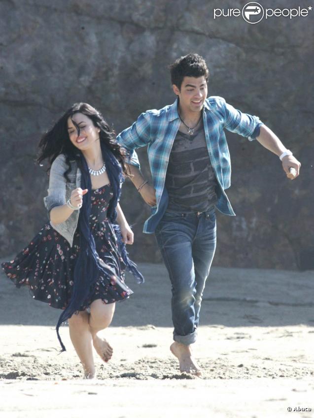 Joe Jonas et Demi Lovato sur le tournage du clip Making a Wave au restaurant