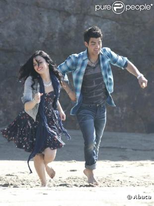 Joe Jonas et Demi Lovato sur le tournage du clip Making a Wave au restaurant The Sunset à Malibu le 15 février 2010