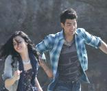 Joe Jonas et Demi Lovato sur le tournage du clip Making a Wave au restaurant The Sunset à Malibu le 15 février 2010